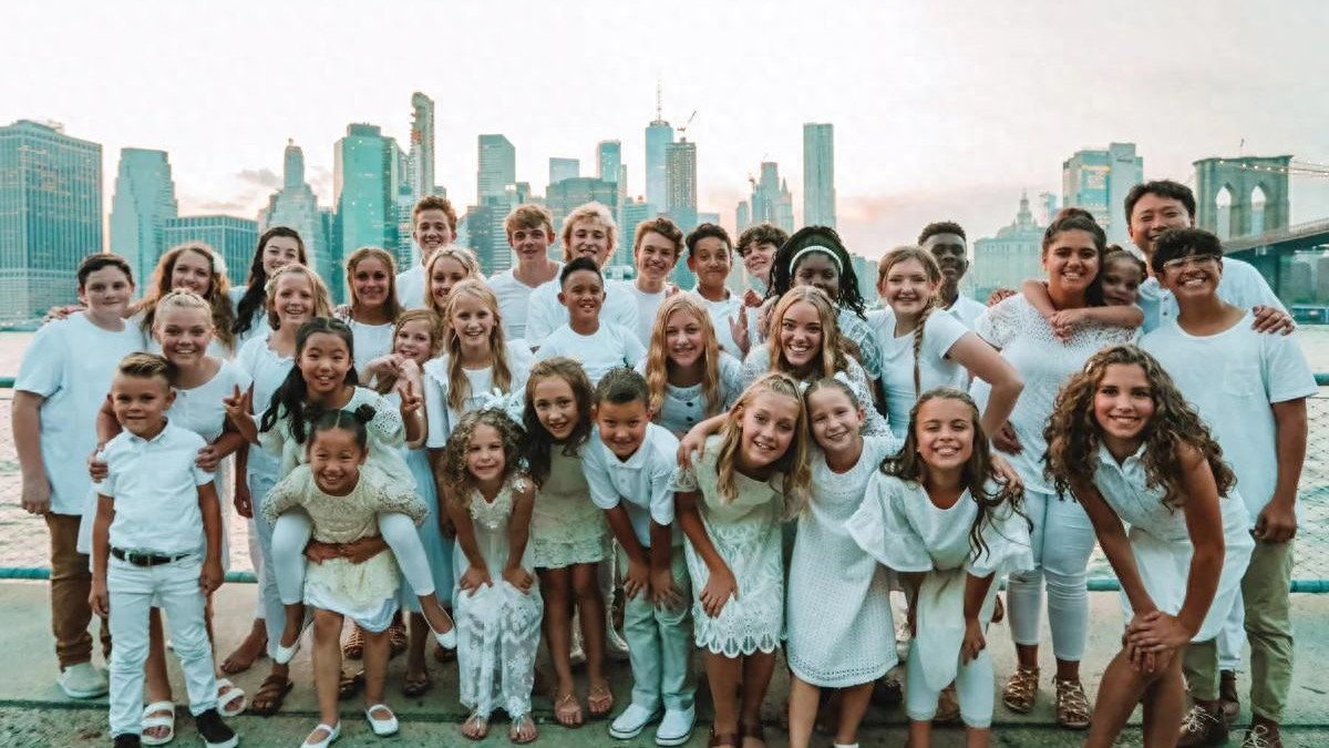 获外交部点赞、央妈转发，在天坛用中文歌唱的美国小孩，大有来头