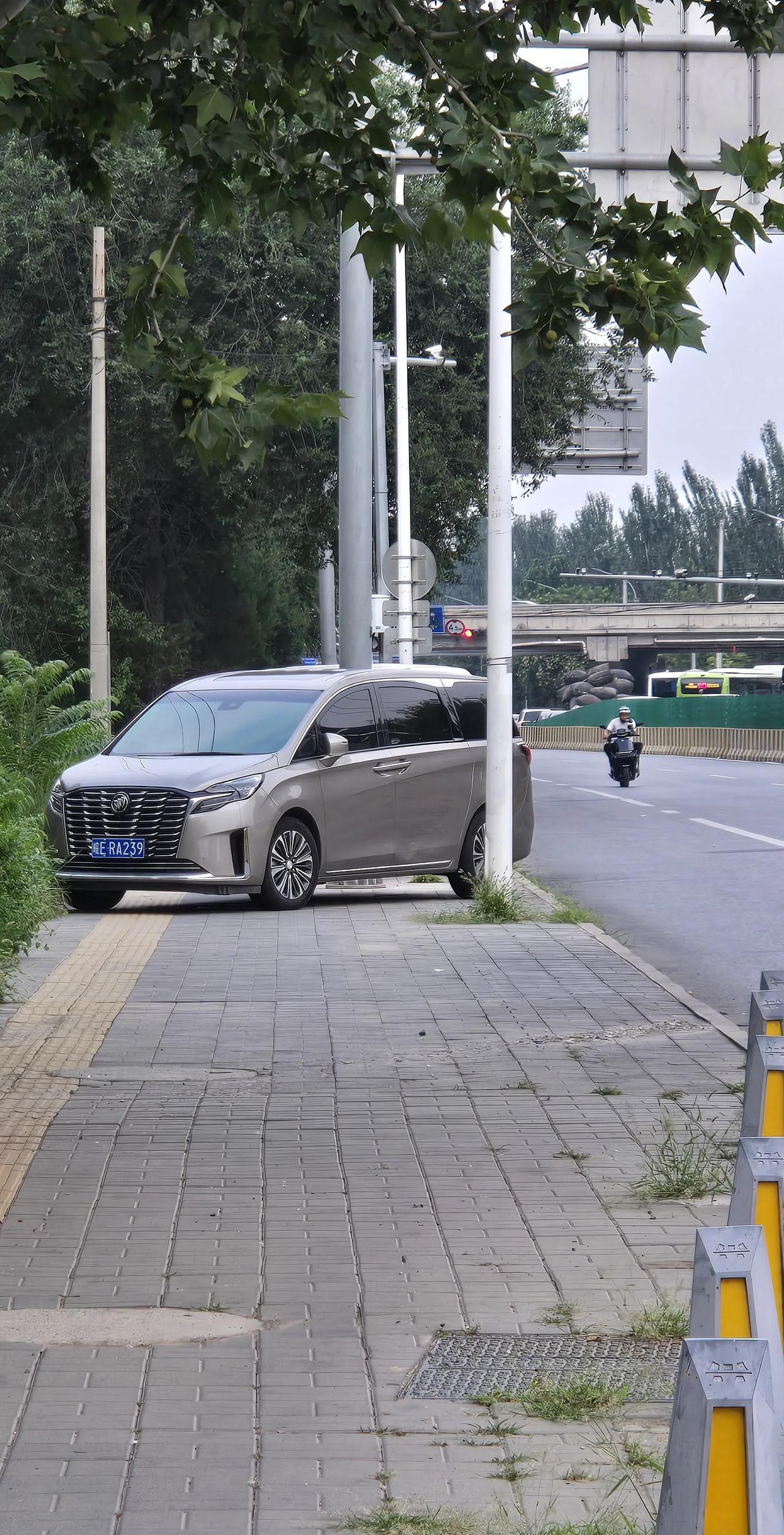 大兴天宫院到处乱停车问题有没有解？
早两年，天宫院街道路边乱停车，甚至于人行道乱