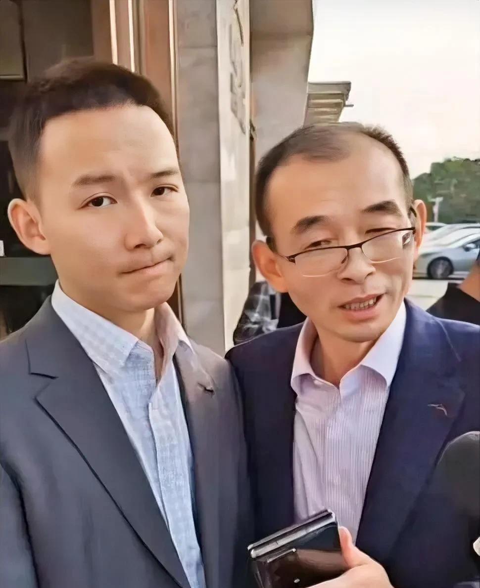 谢浩男的家庭到底是什么样的呢？
从表面上看，似乎条件不错，至少不缺
钱，家里有车
