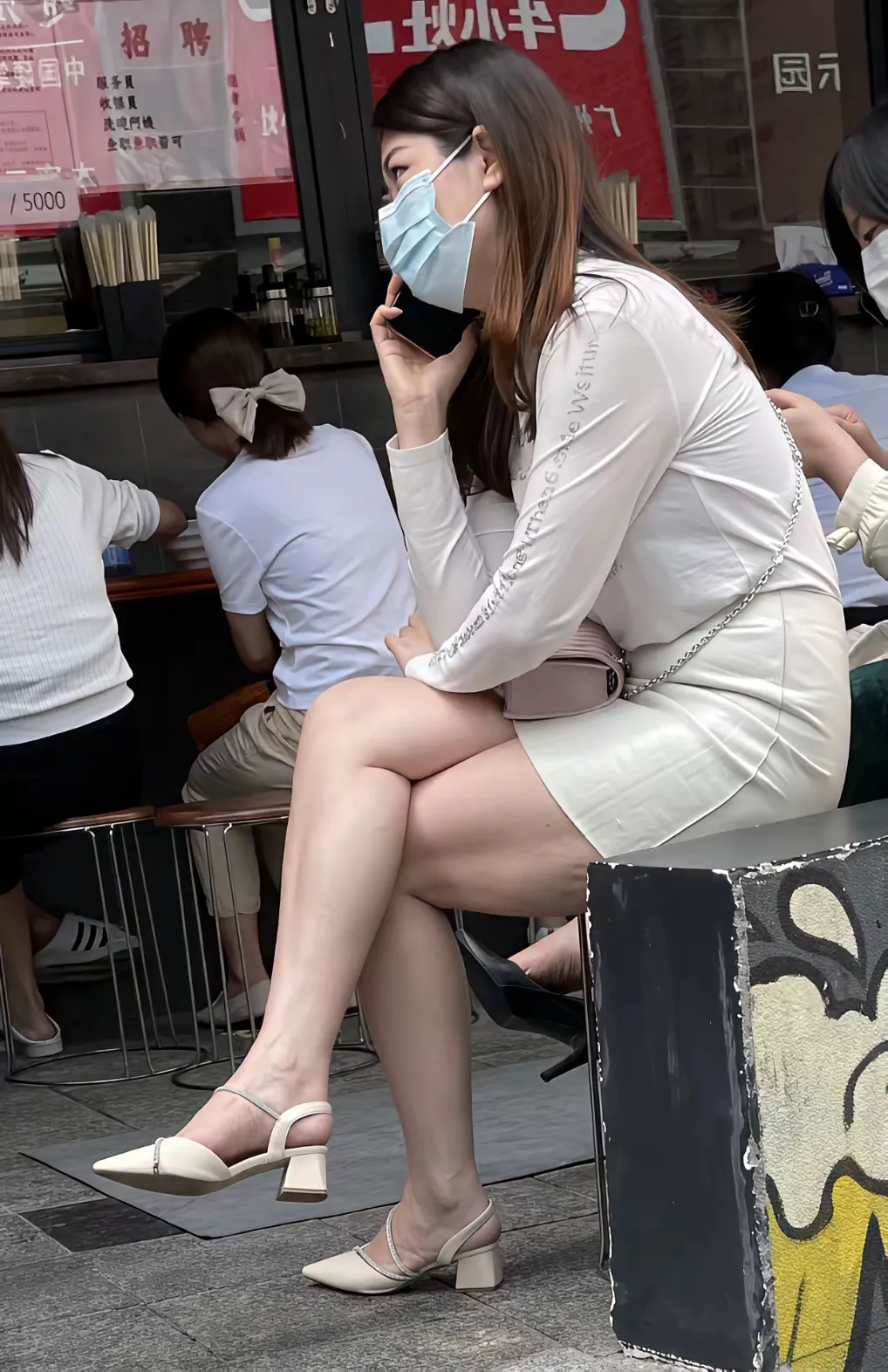 现在大环境不好，找工作太难了。在一个公司干了很多年，由于效益不好，公司裁员被迫离