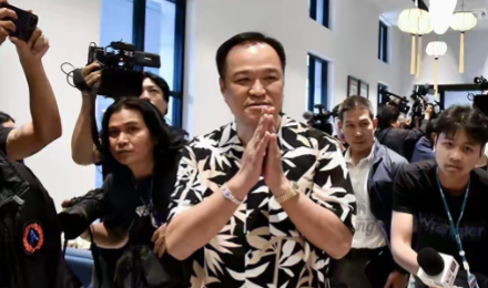 当泰国民众看到佩通坦失去了文化部长的时候，这时候他们感觉到新总理阿努延并不是一个