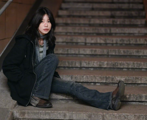 以为徐梦洁拍上韩剧了，这种清冷中带着韧劲的气质，真的太像韩剧里会骑着摩托出现、让