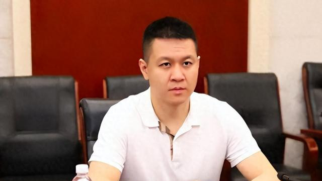 父亲是外交部部长，妻子是阎维文女儿，他偏弃光环走自己的路