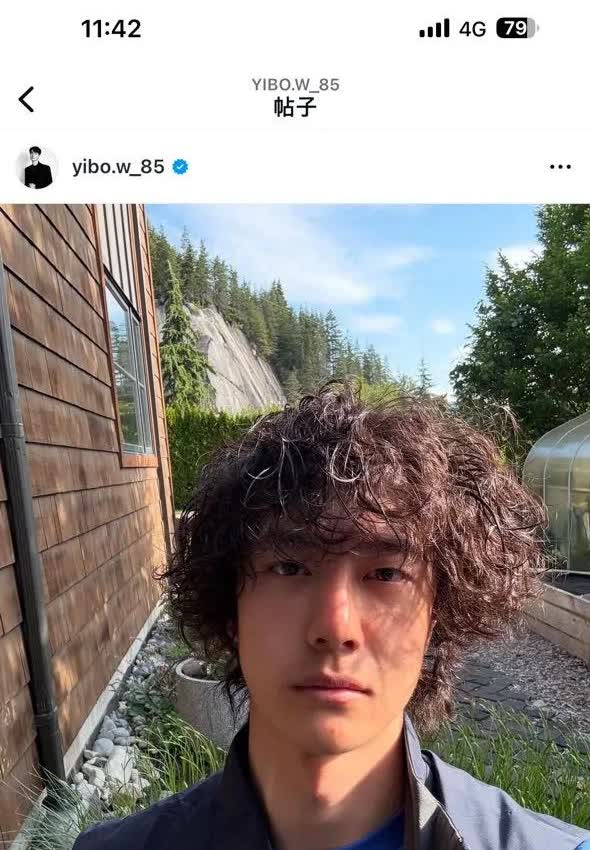 王一博ins更新，最最新鲜的探险ing的王一博。
哈哈，是小卷毛啊[偷笑]
