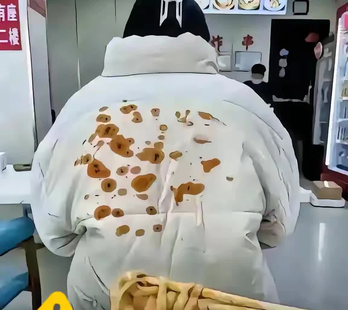 刚刚看到一篇文章，原文如下；

河南洛阳，一男子在牛肉面馆吃面时，面条汁不小