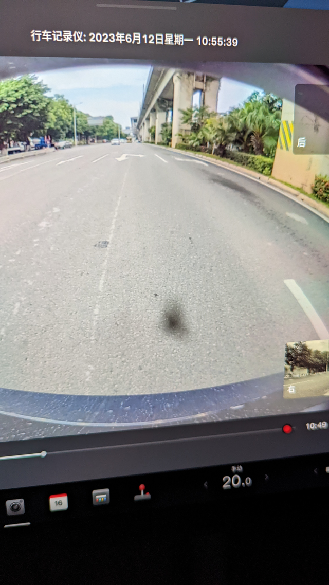 特斯拉Y后摄像头里有污渍
交付的时候没太在意，后摄像头有污渍以为是外污渍可以搽掉