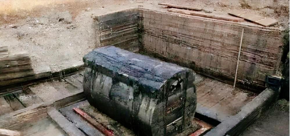 1062年，包拯离世出殡。然而，他在临终前向女婿文效交待了一事：“我死后，为我准