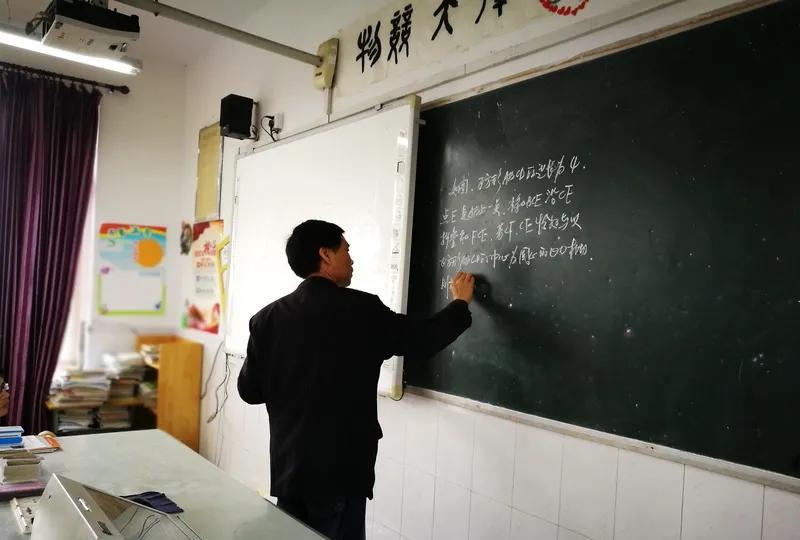 一位五十八岁的乡镇中学老教师说，他是一级职称九级岗位，现在教两个班级的数学课。他