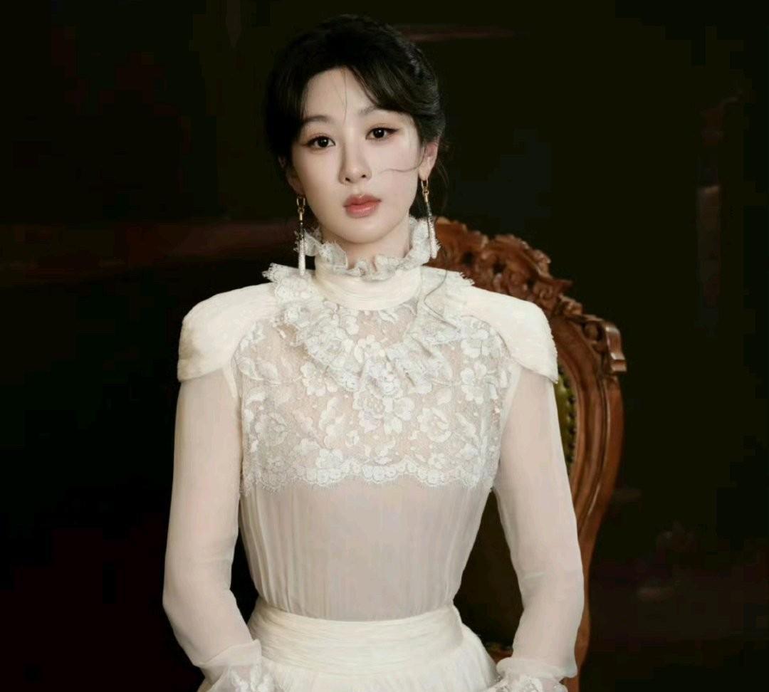 被问能不能拿白玉兰视后
杨紫笑得挺实在：“这次主要是来学习的，真得谢白玉兰，能入