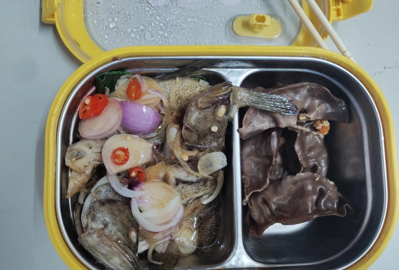 坚持减脂第五天
自己做早餐第四天，昨天偷懒了
早餐蒸鱼+蒸荞麦面饺子
早上公司安