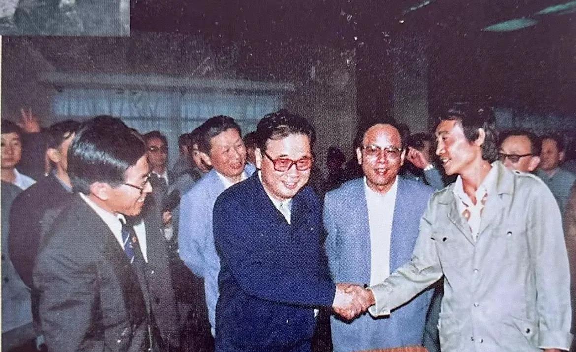 1987年金秋九月，李鹏同志深入山西大同第二发电厂考察。他临时改变行程，径直走向