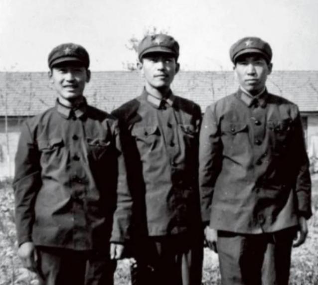 1981年底，提干失败的阎连科办好退伍证后回了老家嵩县，一天，他正在田里播种小麦