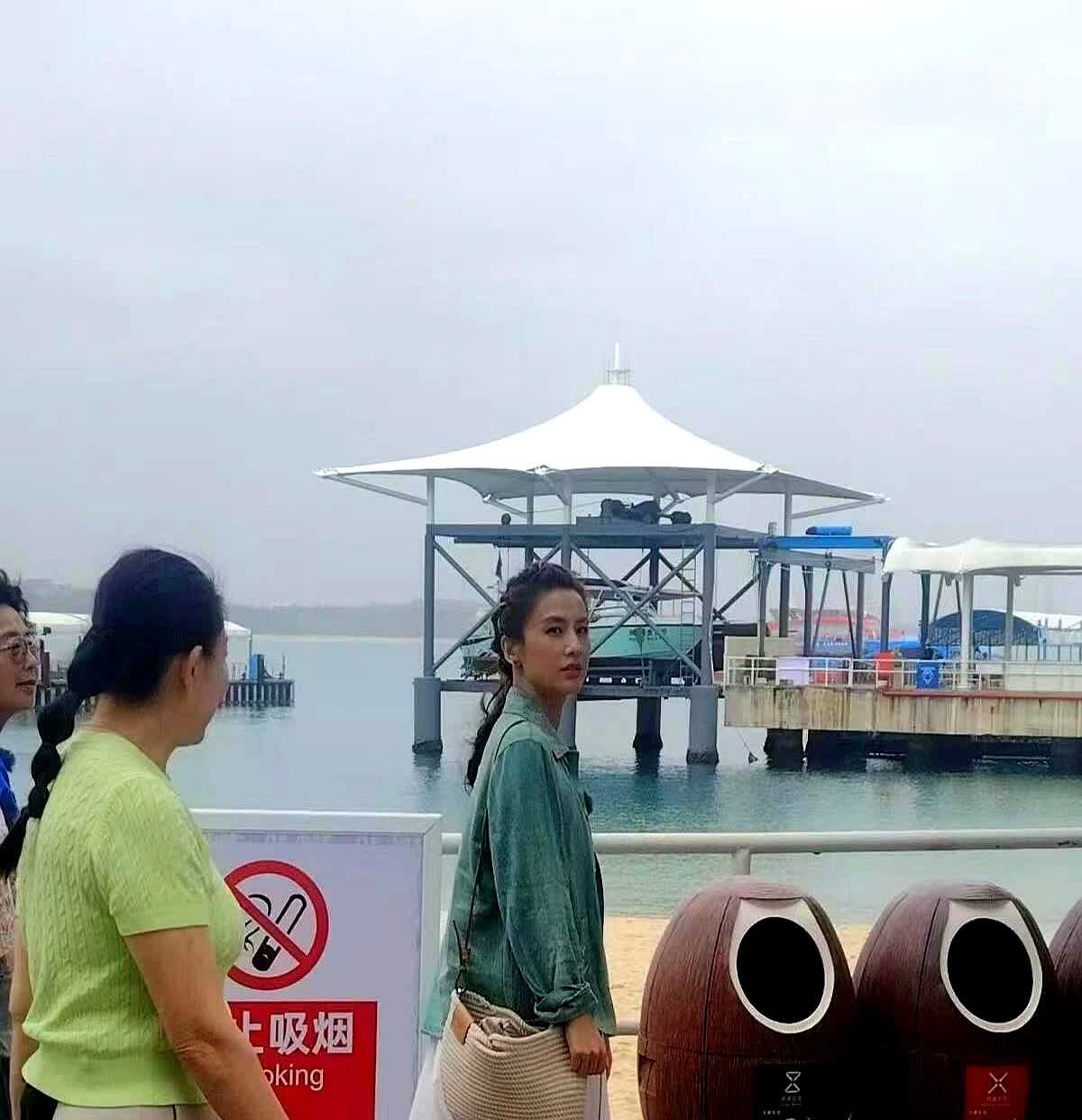 我在三亚旅游的闺蜜遇到了黄圣依，她说，黄圣依本人和电视上的她根本就不一样，黄圣依