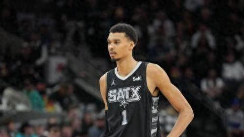 马刺赛季六连胜背后：替补阵容搅动局势，文班亚马打破用人常规