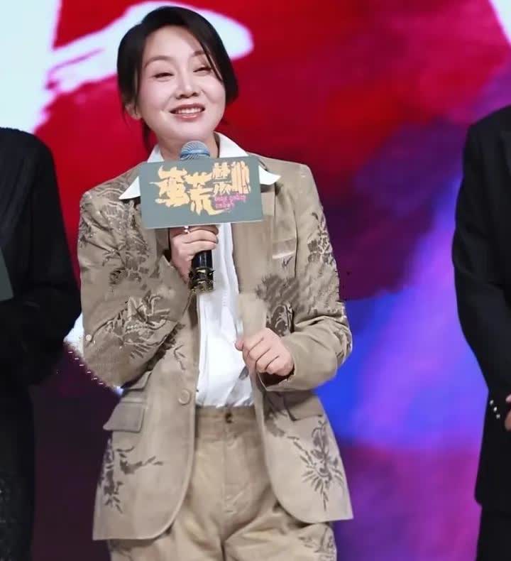 闫妮就像一个微醺的风韵犹存的女流氓[捂脸]
     这个女人不好惹，扭扭捏捏