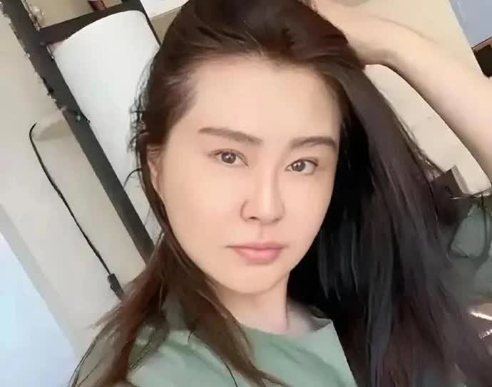 王祖贤老了，关之琳老了，陈红也老了，唯有54岁的她看起来像30岁
最后一个是哪