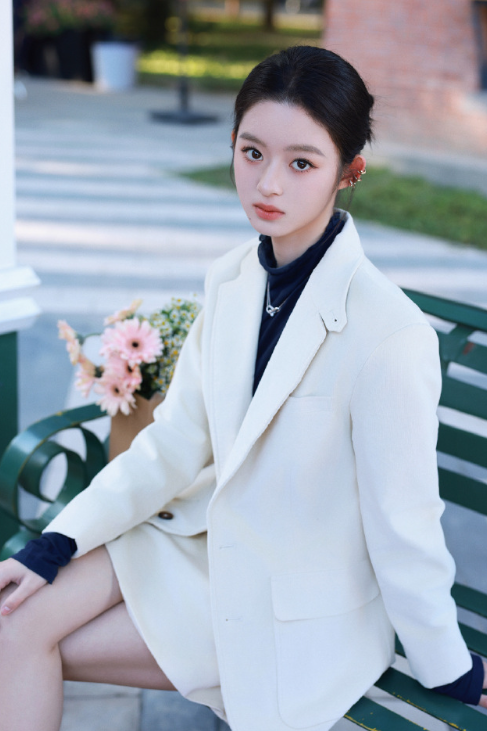 黄杨钿甜西装大片：熠熠而立，气韵自成