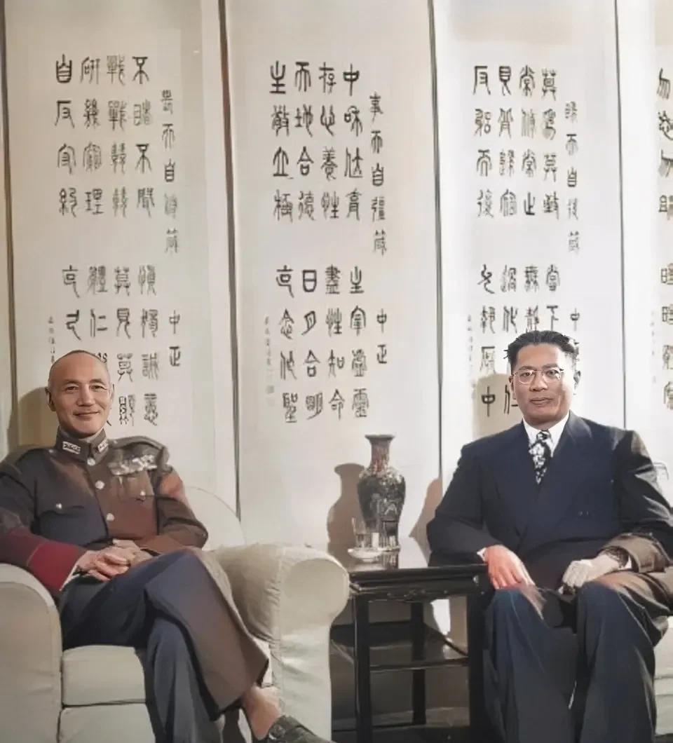 这才是蒋中正与宋子文的真实相貌，这不是演员饰演的，而是1946年老蒋与宋子文在南