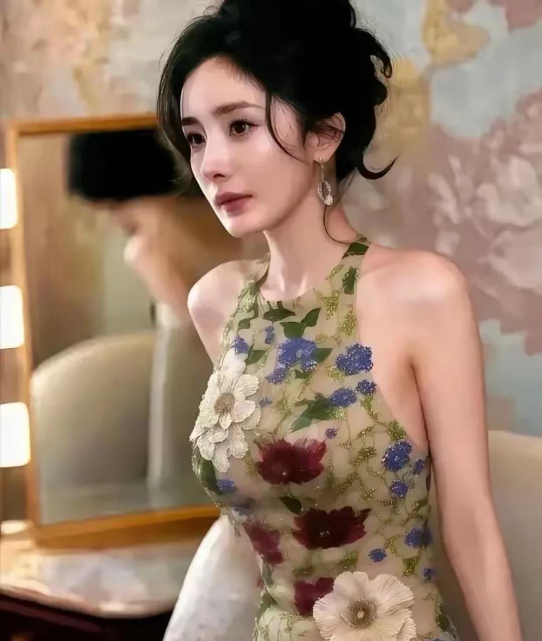 粉丝接机狂喊“娘”，杨幂愣住笑开花！这女人对自己真够狠！
杨幂又“疯”了！当别的