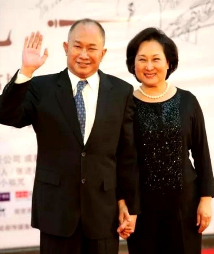 2012年，著名导演吴宇森确诊淋巴癌，变卖北京房产赴美治疗；8年后，妻子牛春龙患