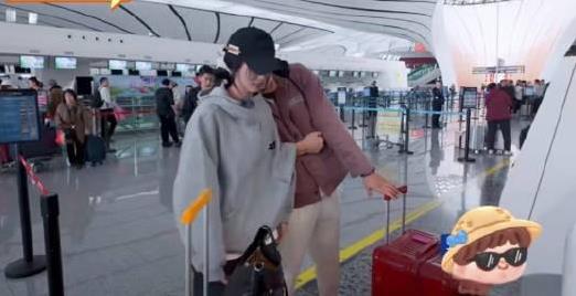 哈哈哈哈黄子韬前一秒还在装cool boy，后一秒空姐一说立马要和徐艺洋挨着了，