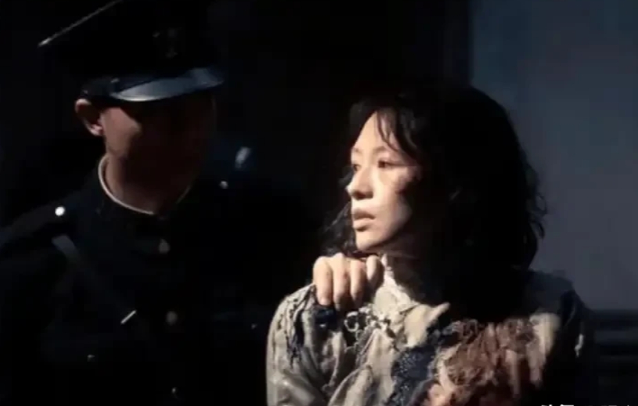 看完了电影《酱园弄》的几点感受，剧透一下：
1.明星很多，但是很多人露脸不到一分