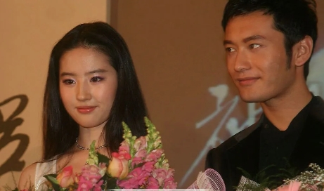 2004年，《神雕侠侣》发布会上，刘亦菲说，这辈子最感谢的人就是黄晓明，他们是有