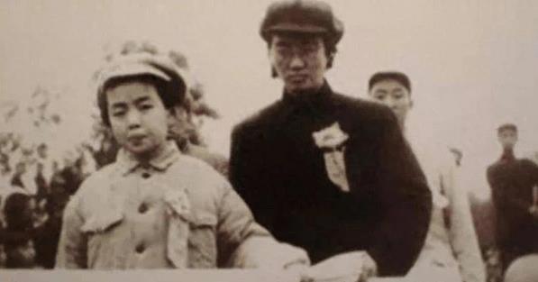 1952年6月1日，毛主席在接见少先队员代表时，听闻有一名孩子名叫左太北，亲切的