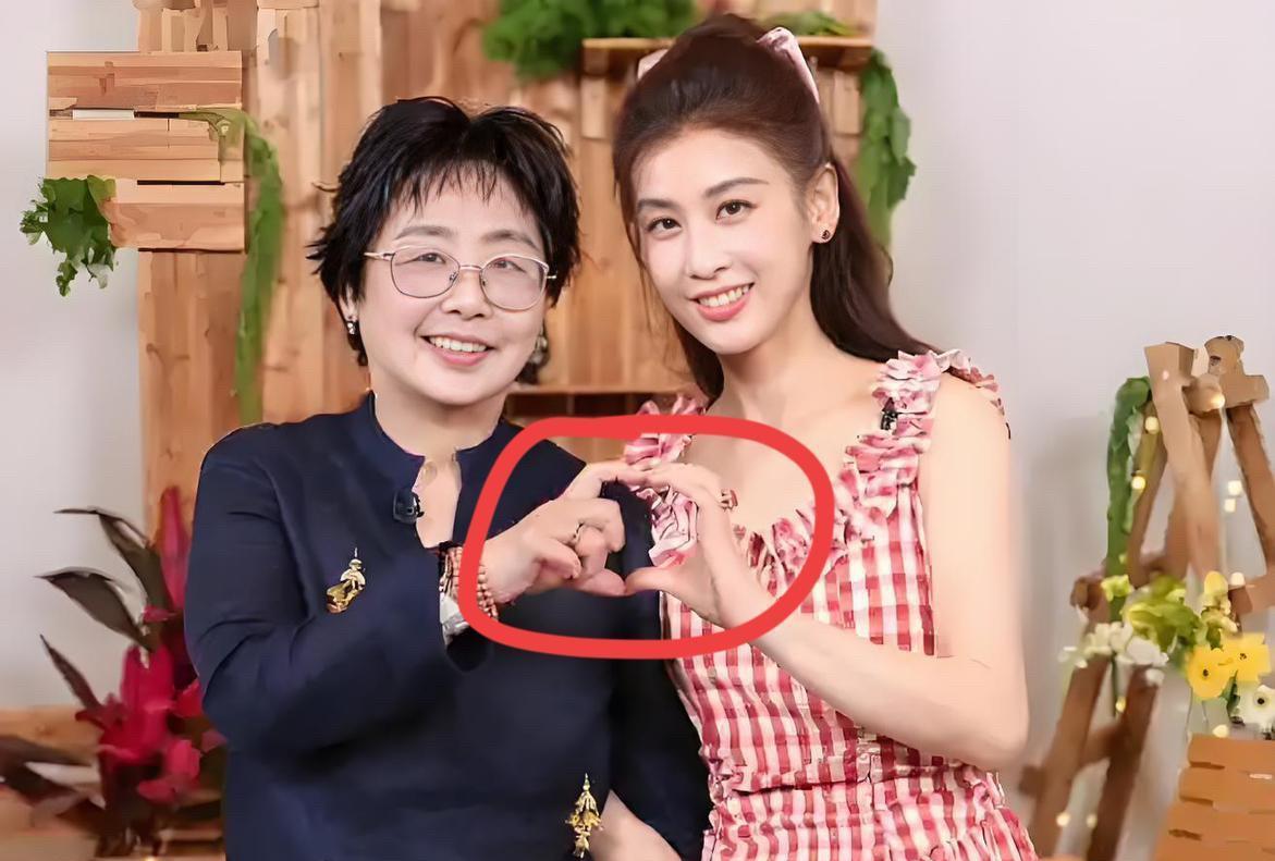 邓传理现在对黄圣依又爱又恨，源自于一个母亲对女儿那种望女成凤的渴望。
从小到大，