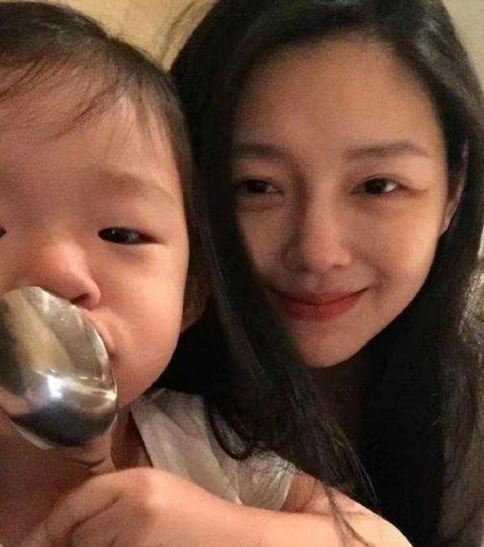 不然呢？难道还叫你妈妈？
大s 你的权威 我们后知后知觉
你是一个几乎完美的妈妈