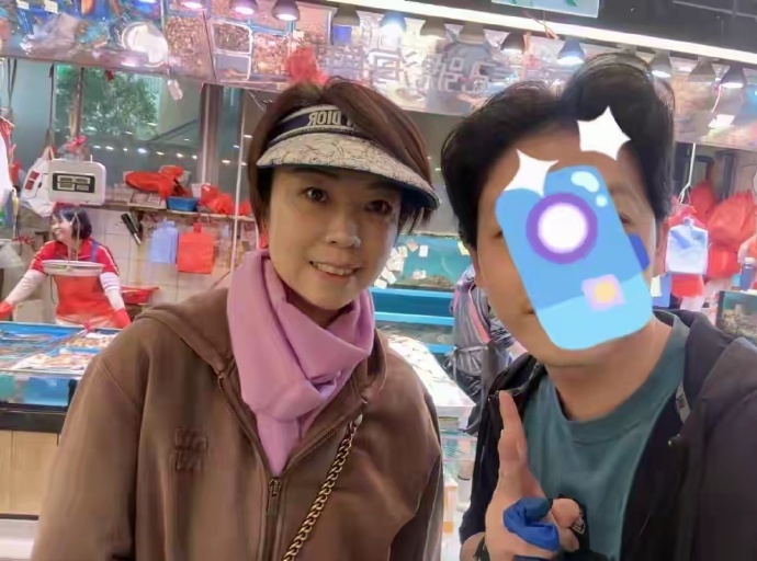 张怡宁现身香港赛马场，64岁徐威出镜依旧帅，夫妇表情严肃气场强 ​​​