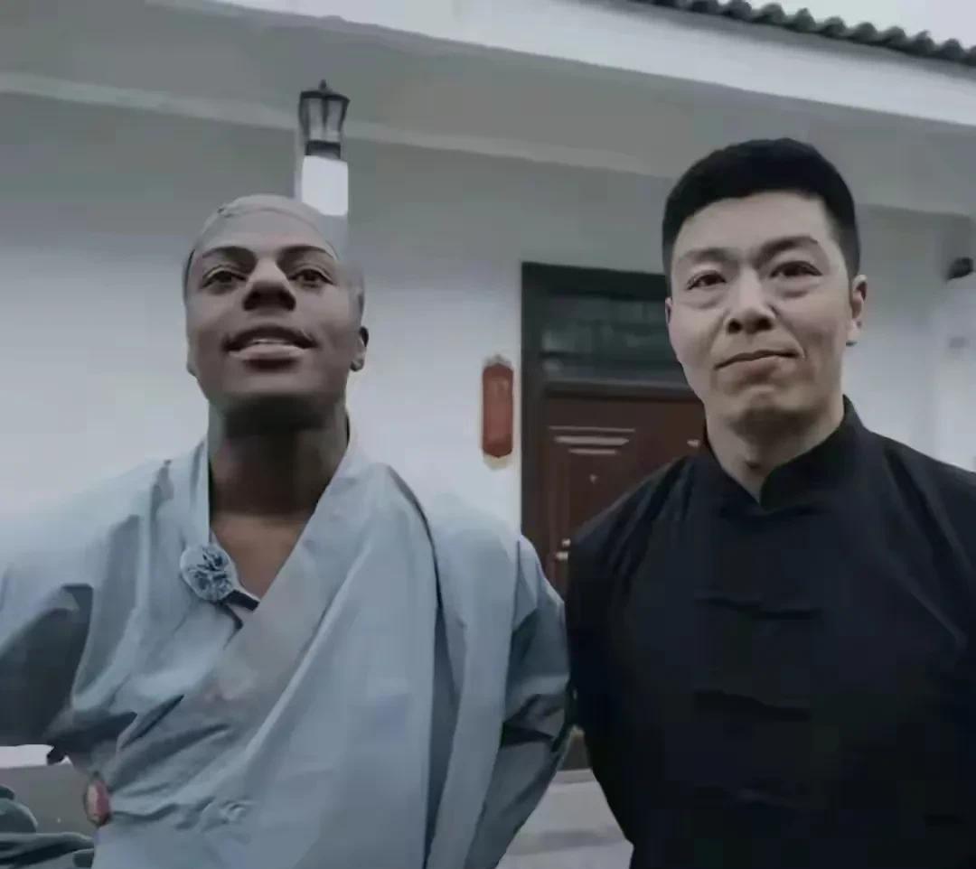 多读书，学好外语真的有用！
河南武术教练梁小龙，自己也不会想到，因为自己外语说得