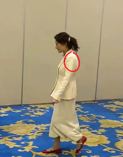 宗馥莉哪里都很好，
但她有个缺点
可能永远也改不了了，那就是
她走路习惯性驼背。