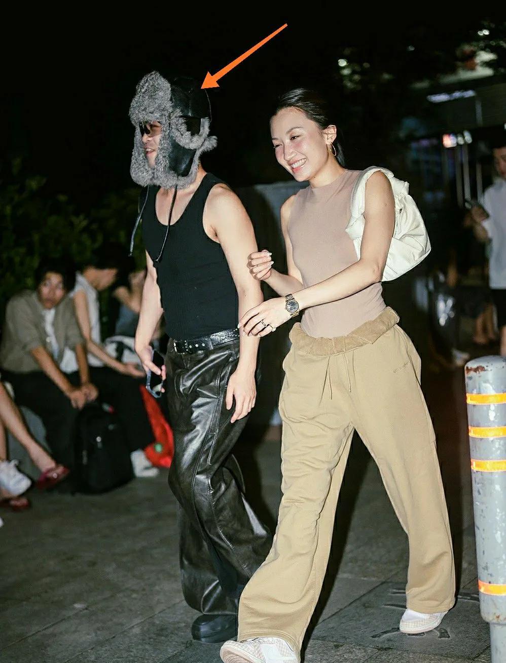 昨天晚上去看侃爷演唱会的上海潮人们。和侃爷一样，男的捂的很严实，甚至戴“冬天皮帽