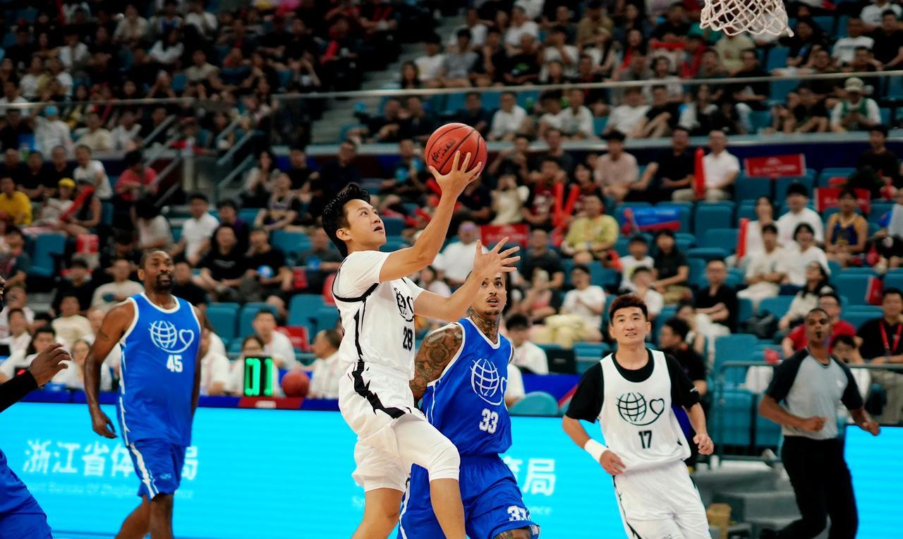 邓超慈善赛追星陈佩斯要签名，下一秒惨遭NBA球星血帽！网友：弱小可怜但能闹！前一