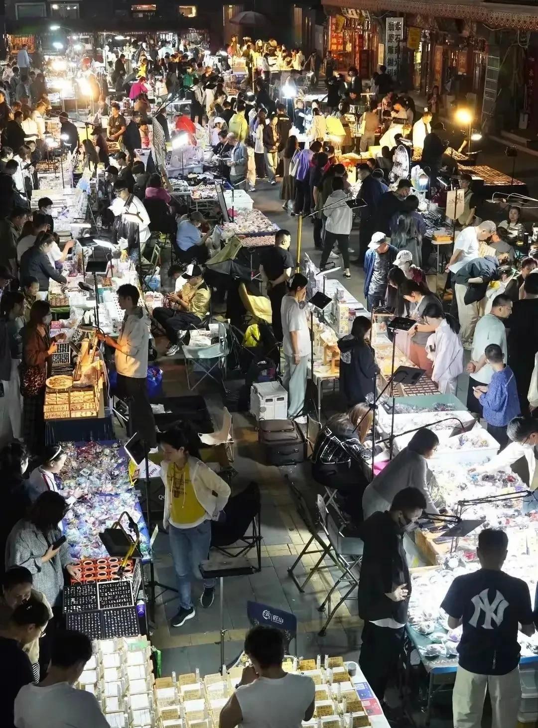 潘家园旧货市场可是北京超有名的古玩地标呢！占地约48500平方米，分地摊区、古建