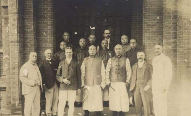 1916年，清末首富盛宣怀去世，他留给子孙100多亿元的财产。其中包括1300多