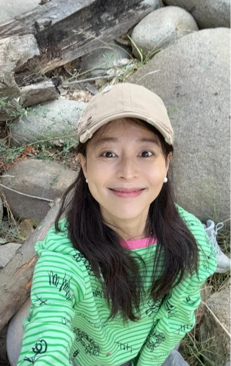 张静初现身美国，晒河边静坐照。
画面里的她头发乌黑浓密，脸很结实紧致，皮肤很白，