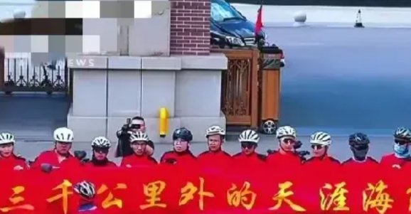 6月10日，高考刚结束，在山西朔州朔城区一中门口，38岁的教师兰会云带着34名学