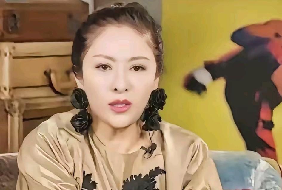 以往高高在上的向太，
自从直播带货后，
变成一个街头传播信息的大妈。
我不关心她