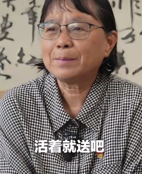 张桂梅接受央视采访，被问今年还会继续送考吗？
张桂梅愣了一下，淡定回答：高考送考