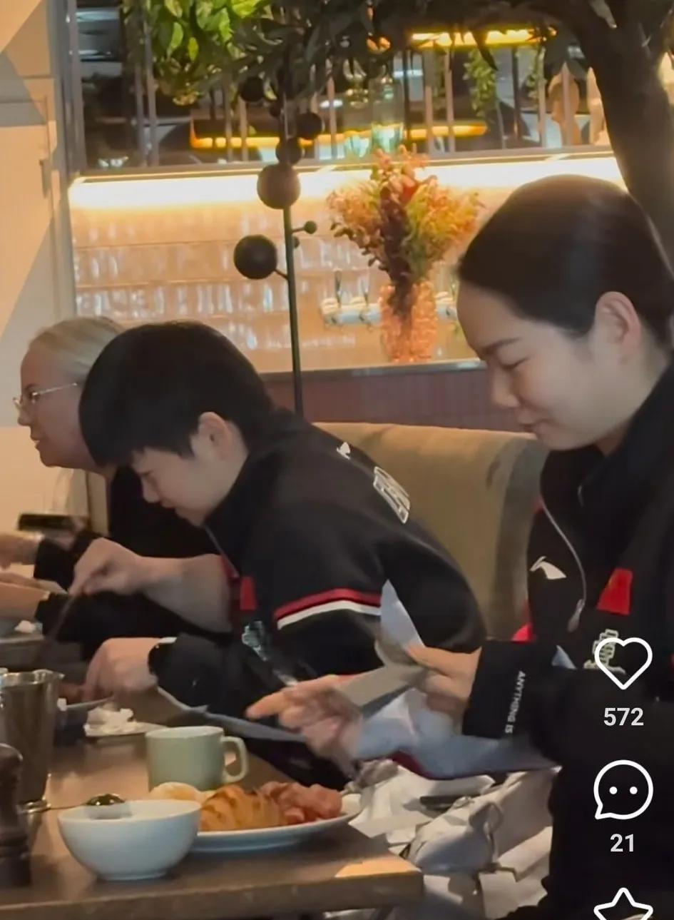 莎莎和佳佳一起开心吃早餐。
欧洲的早餐确实简单一些，看着就是些面包、肉片、鸡蛋、