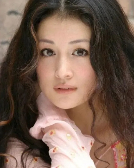 当年，赵本山的老婆马丽娟问他：“老赵，你那电视剧还缺人不，我表妹于月仙正儿八经中