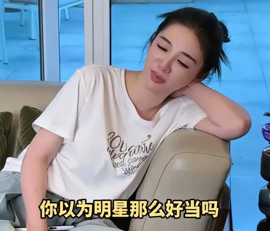 黄奕的女儿最近又嚷嚷着要进娱乐圈。

一旁的黄奕劝她：“这行没那么简单，不是