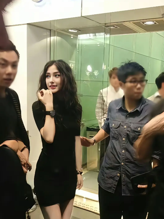 这是谁啊，有人认识吗？？