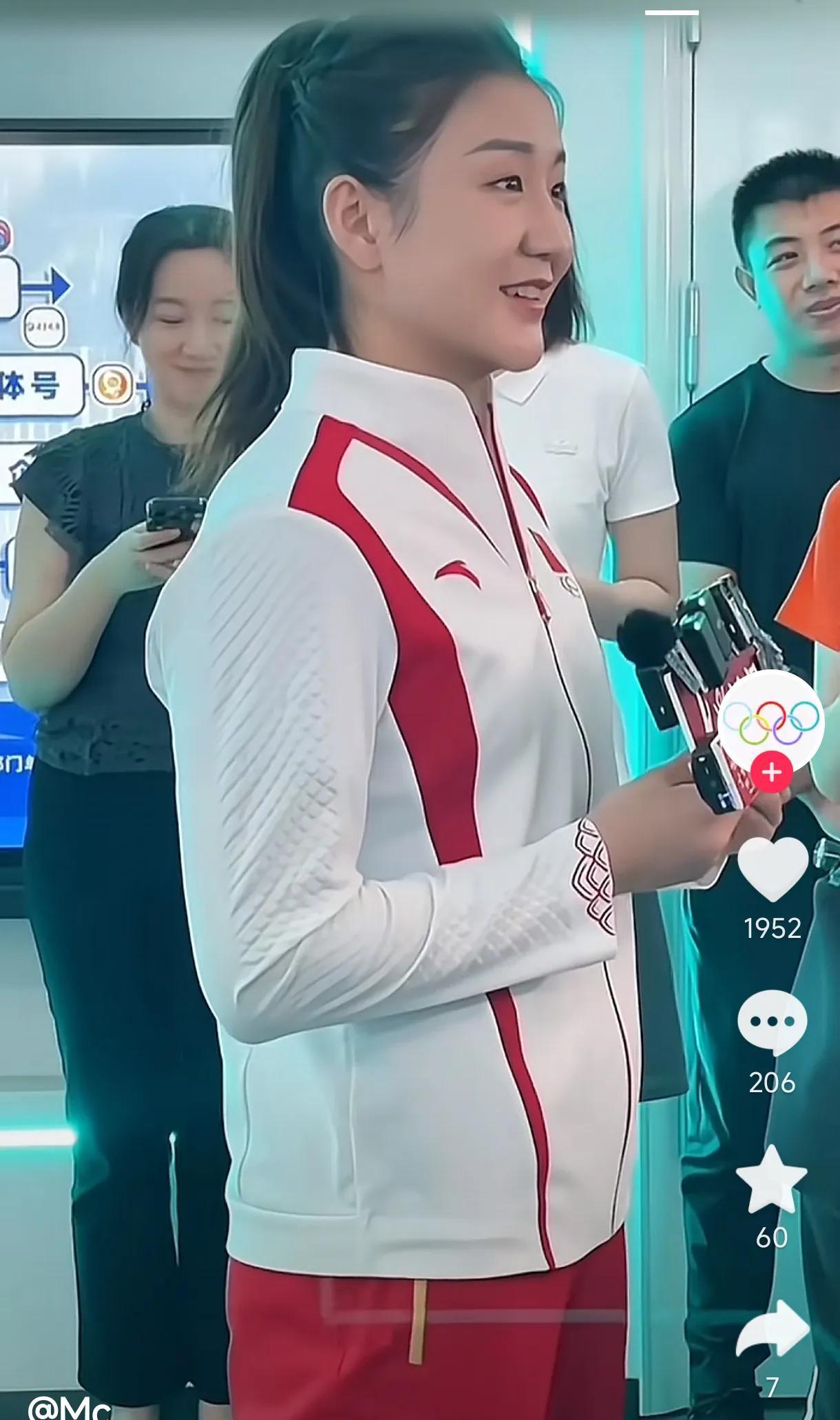 最近接受采访的陈梦真是美极了啊！
高马尾扎辫显得非常青春靓丽、年轻漂亮，活力满满