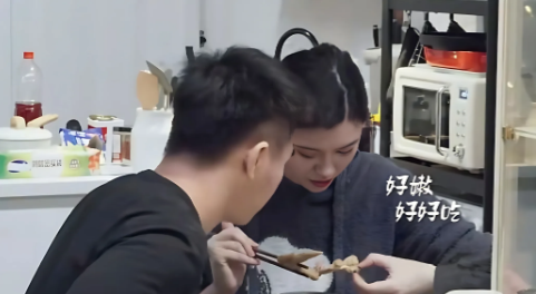 何猷君不装了！原来他并不是表面上看起来那么老实清心寡欲，证据在这！

录节目时他