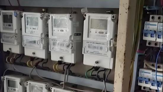 “太欺负人了！”因线路错误，男子竟为邻居缴电费4年共2.5万元，供电局：你先让邻居补上，邻居：谁弄错