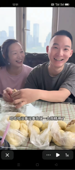 谢浩男和妈妈终于团聚了，他们早餐吃了小笼包，浩男还给妈妈剥茶叶蛋……

镜头前的