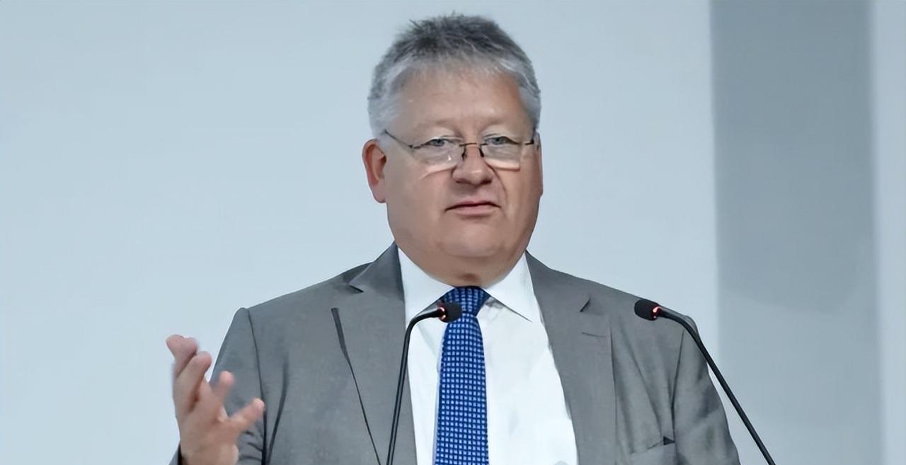 德国联邦情报局局长布鲁诺·卡尔称：“俄罗斯打算测试西方的团结，特别是在北约的集体